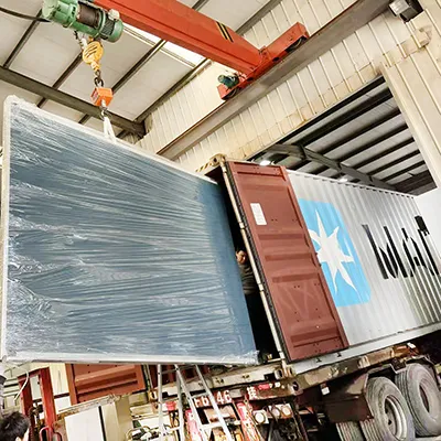 Dos máquinas de espuma cargadas en contenedores el mismo día