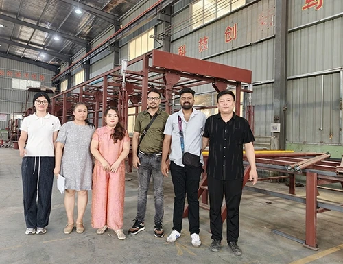 Visita de un cliente indio a la línea de producción de esponjas